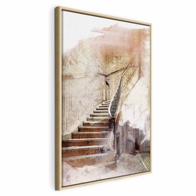 Secret stairs vertical – naturfärgad ram. En trappa med mörkt räcke leder uppåt mellan ljusa, slitna väggytor i ett målat motiv i beige och brunt.