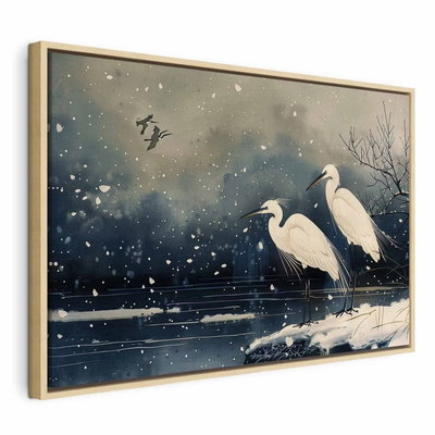 Herons over a winter pond – naturfärgad ram. Två vita hägrar står vid mörkt vatten med snö på grenarna och små ljusa flingor i luften.