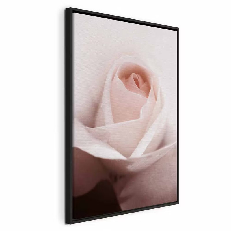 Level of feelings vertical – svart ram. Mjukt veckade, blekt rosa kronblad fyller bilden kring rosens rundade mitt.