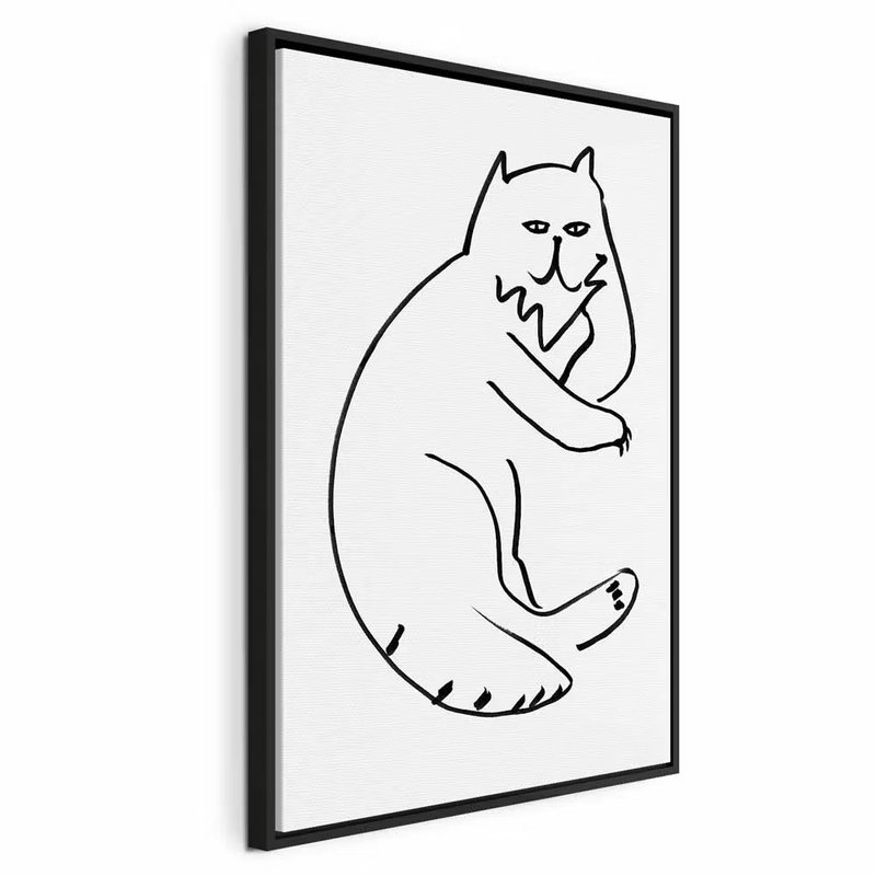 Cat relaxing vertical – svart ram. En sittande katt med böjd tass och lätt lutat huvud tecknas med enkla svarta konturer på vitt.