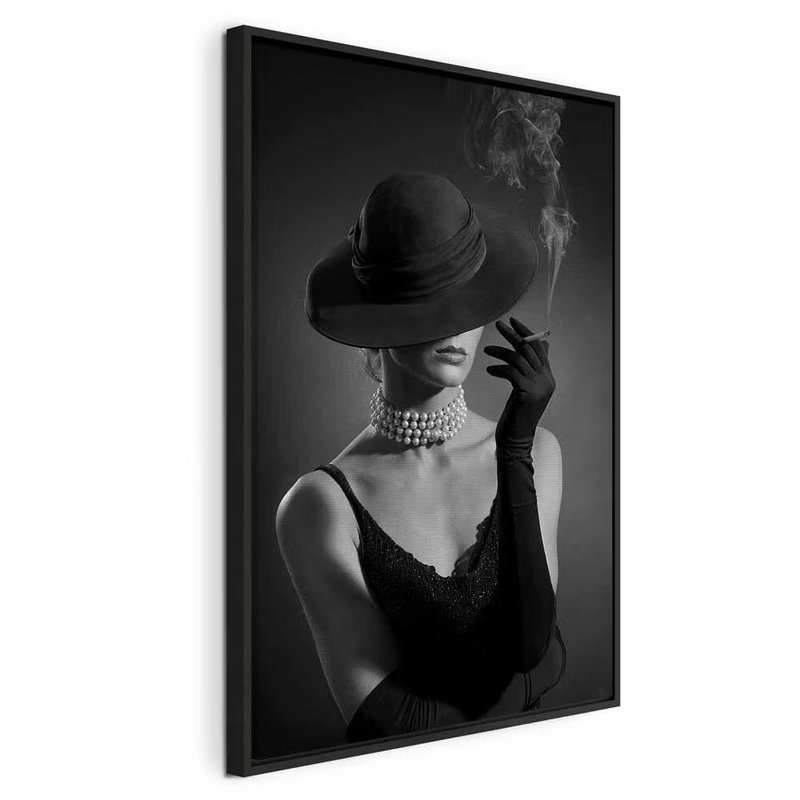 Black elegance vertical – svart ram. En kvinna i mörk hatt, handskar och pärlhalsband håller en cigarett med en liten rökstrimma mot svart.
