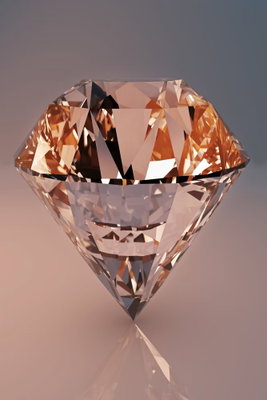 Costly diamond vertical – motivvy. En stor diamantliknande form med skarpa facetter återges i rosa, brunt och ljusa reflexer mot dämpat grårosa.