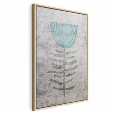 Blue lily vertical – naturfärgad ram. En förenklad växt med raka sidoblad och en rundad blågrön blomform står mot en sliten gråbeige botten.