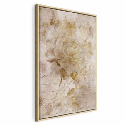 Painted dreams vertical – naturfärgad ram. En stor blek ros möter tunna skrivna linjer och gulbruna skiftningar på en åldrad, ljus bakgrund.