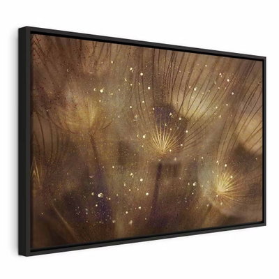 Golden dandelions wide – svart ram. Tunna, strålande fröställningar och små ljuspunkter möts över en mörkt brun och gyllene bakgrund.