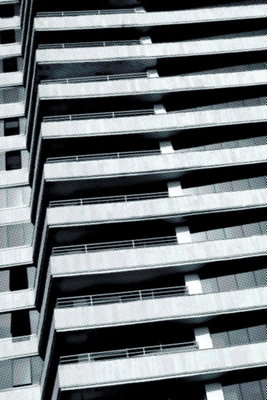 Architectural raster – motivvy. Vita och mörkgrå balkonglinjer och diagonala perspektiv bildar ett tätt arkitekturfotografi i svartvitt.