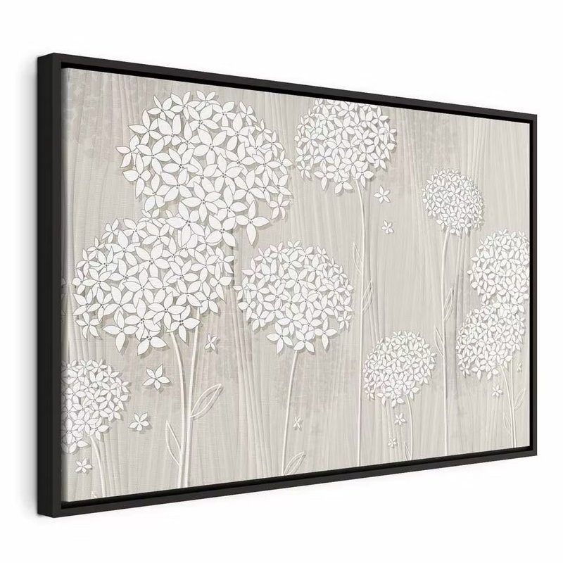 Flowers in the wind – svart ram. Runda, vita blomställningar och tunna stjälkar bildar ett ljust mönster över en beige, träliknande bakgrund.