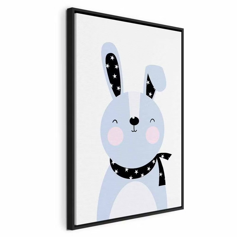 Brave rabbit vertical – svart ram. En tecknad ljusblå kanin med rosa kinder bär en svart, stjärnmönstrad halsduk på vit botten.