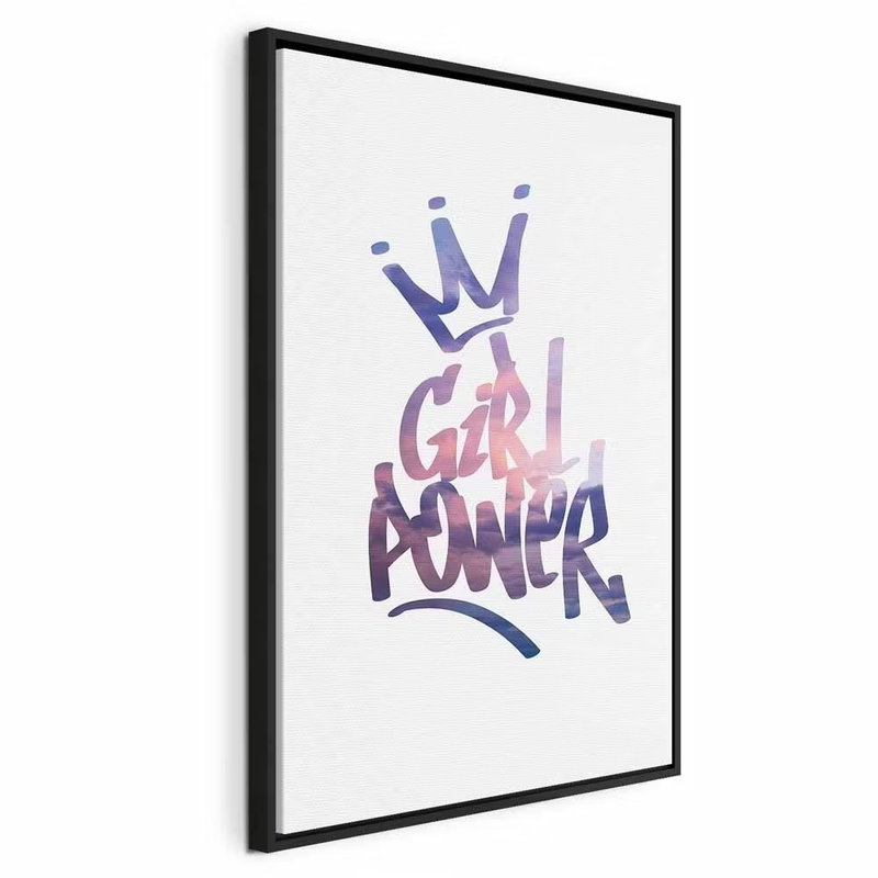 Girl power vertical – svart ram. Orden GIRL POWER och en krona återges med kraftiga rosa, blå och lila penselliknande bokstäver på vitt.