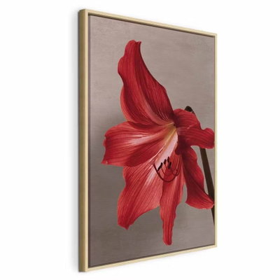 Red flower vertical – naturfärgad ram. En stor röd blomma med tydliga kronbladsveck och mörka ståndare framträder mot gråbeige.