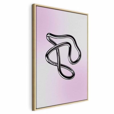Silver intricacies fluid – naturfärgad ram. En blankt återgiven, silverfärgad slinga bildar en fri form över en ljus botten med rosa skiftningar. Metalleffekten är tryckt i motivet.
