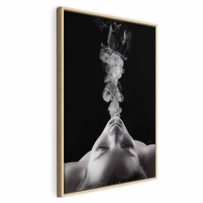 Smoke cloud vertical – naturfärgad ram. Ett ansikte lutar bakåt medan en ljus rökpelare stiger upp mot en svart bakgrund.