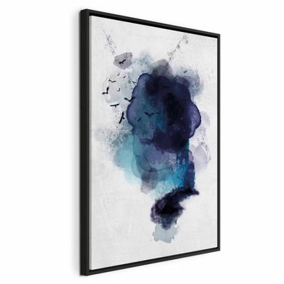Blue memory vertical – svart ram. Mörkblå och blågröna akvarellskikt, små stänk och tunna trådlika linjer samlas på en ljus stående yta.