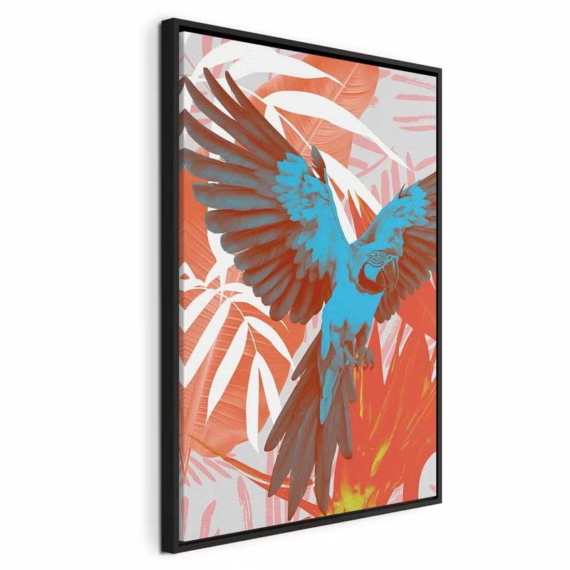 Exotic wings parrot among – svart ram. En blå och roströd papegoja breder ut vingarna bland stora, ljust rosa och terrakottafärgade blad.