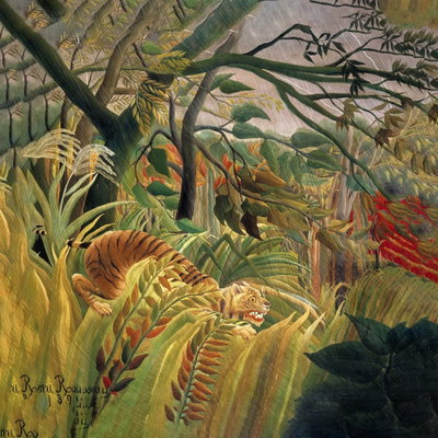 Kvadratisk motivförlaga för Henri rousseau - tiger in a: En tiger rör sig lågt genom tätt gräs och stora blad i en tropisk skog.