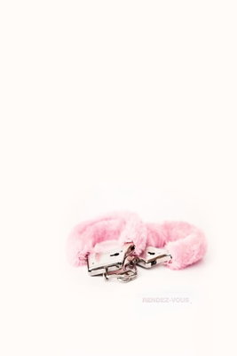 Rendez vous vertical – motivvy. Små rosa bilar samlas nära bildens nedre del, med en stor ljus yta omkring motivet.
