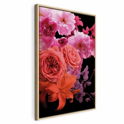 Spring breeze vertical – naturfärgad ram. Stora rosa, röda och orange blommor fyller en mörk bakgrund med små gröna och violetta detaljer.