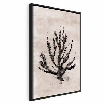 Sea plant vertical – svart ram. En mörk, förgrenad växtform med små bladliknande partier återges på en ljust beige botten.