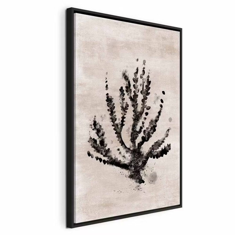Sea plant vertical – svart ram. En mörk, förgrenad växtform med små bladliknande partier återges på en ljust beige botten.