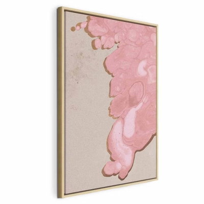 Pastel tide vertical – naturfärgad ram. Rosa, marmorerade fält möter en beige yta med en tunn gyllene kant mellan färgerna.