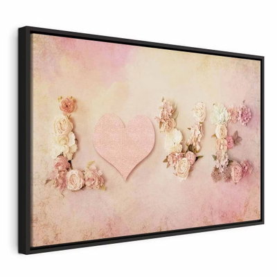 Time for love wide – svart ram. Ett rosa hjärta ligger mellan blomgrupper i en ljus komposition med rosa och crèmefärgade toner.