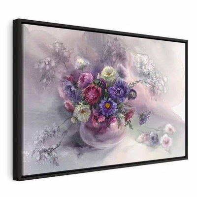 Dreamer and s bouquet – svart ram. En tät bukett med lila, rosa, vita och blå blommor står i en ljus vas mot en mjukt målad bakgrund.