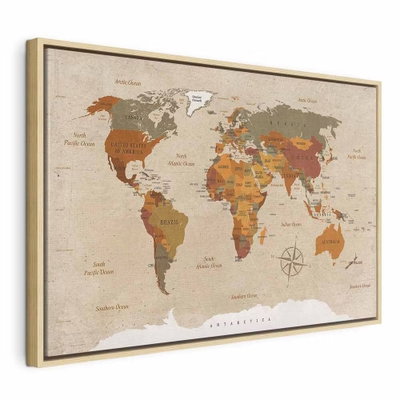 World map beige chic – naturfärgad ram. Ockrafärgade och grå landytor bildar en världskarta mot en beige bakgrund. Tunna kartlinjer och en kompassros ger den varma kompositionen små detaljer att upptäcka.