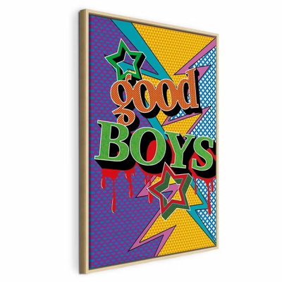 Good boys vertical – naturfärgad ram. Orden GOOD BOYS står i klara färger över stjärnor, prickar och vinklade serieinspirerade fält.