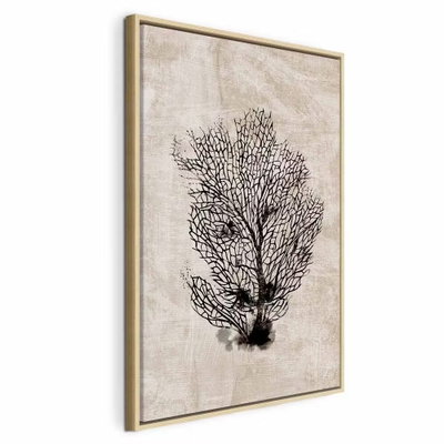 Sea fan vertical – naturfärgad ram. En finförgrenad, mörk koralliknande form tecknar sig mot en beige bakgrund med tryckt struktur.