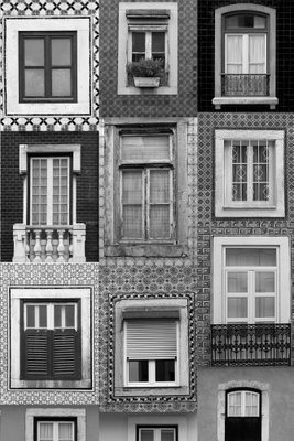 Patterned windows vertical – motivvy. Olika fönster, balkonger och fasadmönster bildar ett tätt svartvitt arkitekturmotiv.