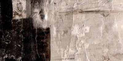 Solomon and s mine wide – motivvy. Mörka, täta färgpartier övergår i ljusa gråbeige fält med sliten, tryckt struktur.