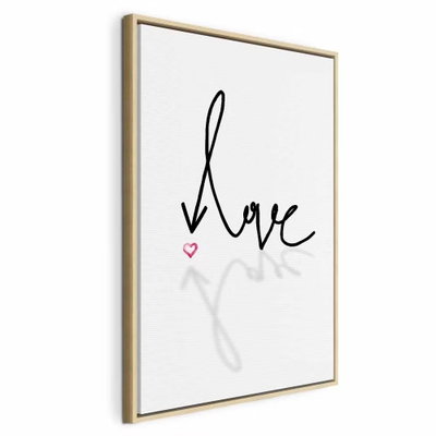 This is love vertical – naturfärgad ram. Handskriftsliknande svart typografi och ett rosa hjärta bildar ett enkelt textmotiv på vit botten.