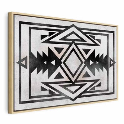 Ethnic pattern wide – naturfärgad ram. Svarta trianglar, romber och kantiga linjer bygger ett symmetriskt mönster på en ljusgrå botten.