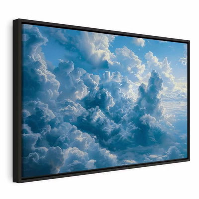 Ocean in the air waving – svart ram. Täta moln breder ut sig över en ljusblå himmel med mjuka stråk av solljus.