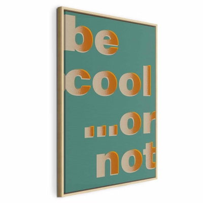 Be cool or not vertical – naturfärgad ram. Stora guldfärgade bokstäver bildar texten be cool ...or not mot en dämpat blågrön bakgrund.