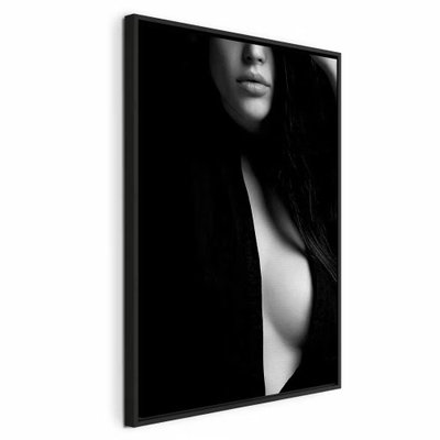 Sensual elegance vertical – svart ram. Ljusa delar av ett ansikte och en överkropp framträder ur en nästan svart bakgrund.