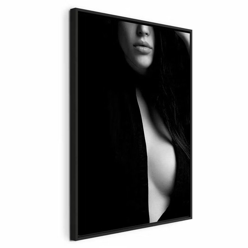 Sensual elegance vertical – svart ram. Ljusa delar av ett ansikte och en överkropp framträder ur en nästan svart bakgrund.