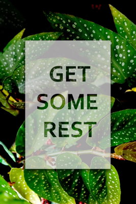 Get some rest vertical – motivvy. Texten GET SOME REST står på ett ljust mittfält omgivet av daggprydda gröna blad.