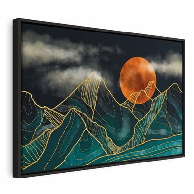 Mountain calm wide – svart ram. Tunna guldfärgade bergskonturer ligger framför en stor orange cirkel mot en mörk, molnig bakgrund.