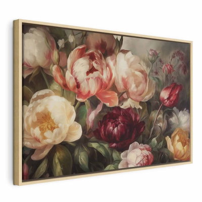 Charismatic peonies – naturfärgad ram. Crèmefärgade, rosa och vinröda pioner samlas med gröna blad mot en mörk bakgrund.
