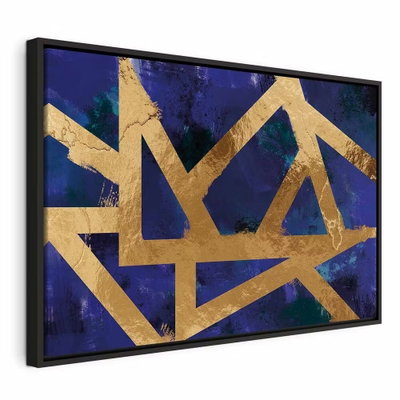 Golden geometry wide – svart ram. Breda, kantiga guldfärgade band korsar varandra över en djupblå och blågrön målerisk yta.