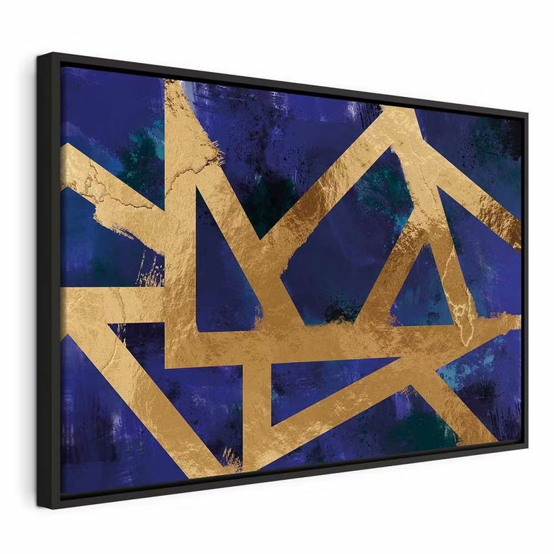 Golden geometry wide – svart ram. Breda, kantiga guldfärgade band korsar varandra över en djupblå och blågrön målerisk yta.