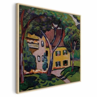 August macke staudacherhaus – naturfärgad ram. Ett ljust och ett gulgrönt hus med röda tak ligger tätt bakom mörka träd och rundad växtlighet.