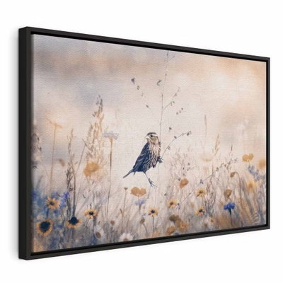 August melody – svart ram. En liten mörk fågel sitter bland tunna grässtrån och små blå och gula blommor under en stor, ljus himmel.