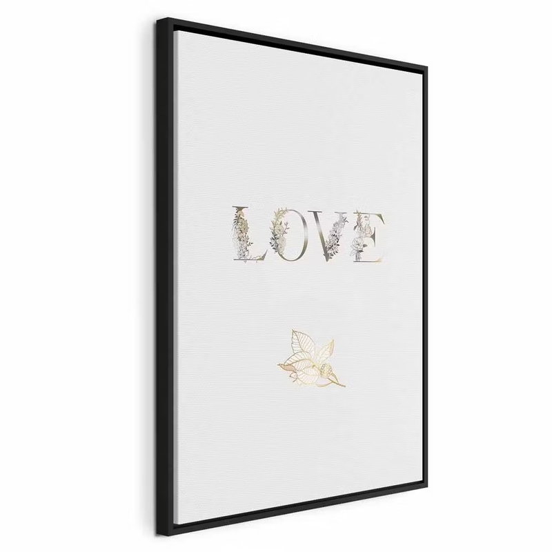 Love is strength vertical – svart ram. Ordet LOVE återges med ljusa, mönstrade bokstäver och en liten guldfärgad detalj på vit botten.