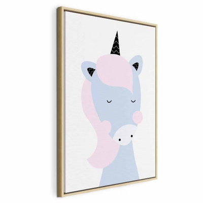 Sweet unicorn vertical – naturfärgad ram. En ljusblå, tecknad enhörning med rosa man och ett mörkt horn återges på en ljus botten.