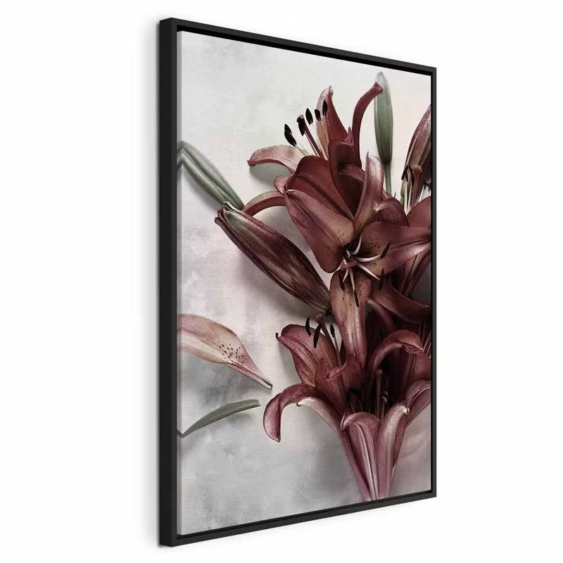 Floral form vertical – svart ram. Djupt vinröda liljor och smala gröna blad återges mot en ljus, gråmarmorerad bakgrund.