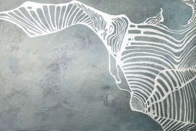 Butterfly weave wide – motivvy. Täta vita båglinjer bildar stora böljande former över en dämpat grågrön bildyta.