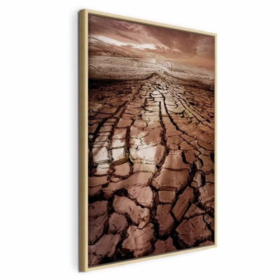 Drought vertical – naturfärgad ram. Torr, uppsprucken mark sträcker sig mot en ljus horisont under en bruntonad himmel.