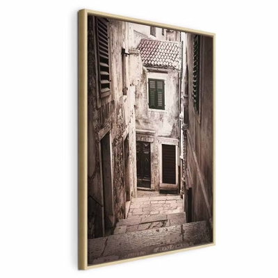 Retro alley vertical – naturfärgad ram. En smal stengränd med trappsteg leder mellan gamla fasader och mörka fönsterluckor.
